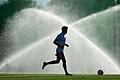 Abkühlung tut gut bei diesen Temperaturen, vor allem für alle, die Fußball spielen. Im Symbolbild läuft Jonas David vom Hamburger SV im Trainingslager in Spanien vor einem Wassersprenger vorbei. Aber auch in Unterfranken wurden in dieser Woche Temperaturen weit über 30 Grad gemessen.