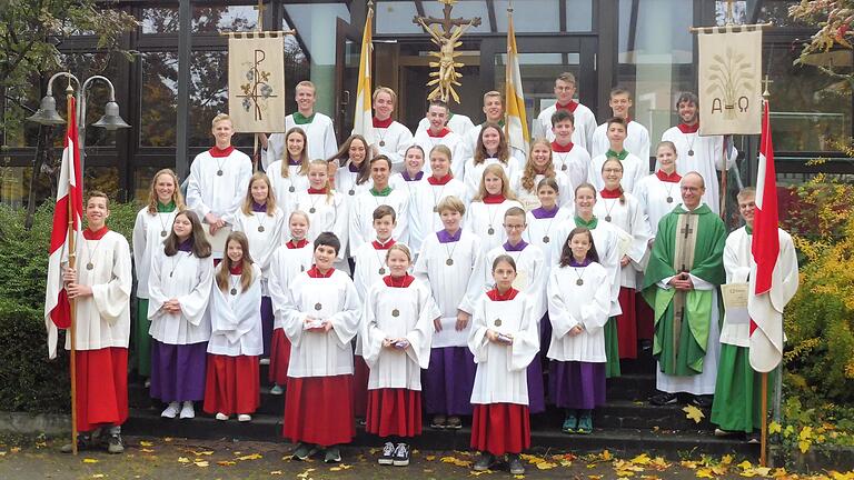 Gruppe der Ministrant:innen St. Georg Zellingen mit Pfarrvikar Thomas Wollbeck.