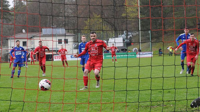 Hochkonzentriert und voll fokussiert tritt Christoph Schmidt vom FC Fuchsstadt gegen den TSV Mönchröden in der Landesliga Nordwest zum Strafstoß an und verwandelt ihn auch sicher. Endstand 2:2-Unentschieden.       -  Hochkonzentriert und voll fokussiert tritt Christoph Schmidt vom FC Fuchsstadt gegen den TSV Mönchröden in der Landesliga Nordwest zum Strafstoß an und verwandelt ihn auch sicher. Endstand 2:2-Unentschieden.