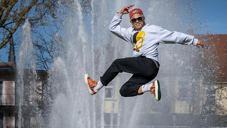 Trong Hieu Nguyen zeigt beim Fotoshooting im Bad Kissinger Rosengarten, dass er weiter hoch hinaus will.