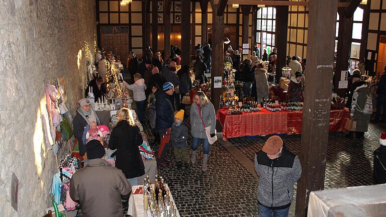 In der Markthalle boten Kunsthandwerker beim Ostheimer Adventsmarkt allerlei Waren an. In der Markthalle boten Kunsthandwerker beim Ostheimer Adventsmarkt allerlei Waren an. 