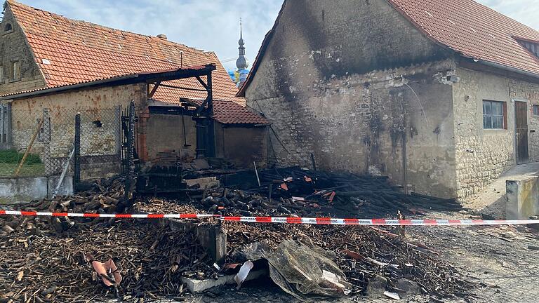 Ein mit Holz gefüllter Unterstand wurde in der Nacht zum Mittwoch in Willanzheim ein Raub der Flammen.