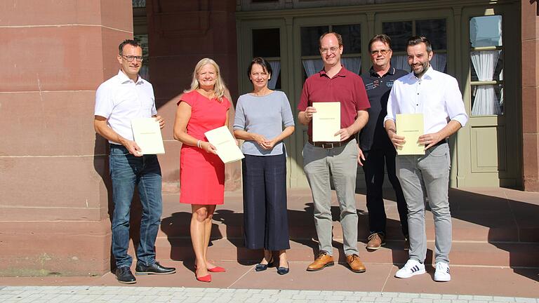 Bei der Übergabe der Förderbescheide dabei waren (von links): Klaus Seidenspinner (Geschäftsführer Zweckverband Wasserversorgung Mittleres Taubertal), Anette Schmidt (Bürgermeisterin&nbsp; Tauberbischofsheim), Regierungspräsidentin Susanne Bay, Lukas Braun (Bürgermeister Lauda-Königshofen), Jürgen Hofmann (Erster Bürgermeister-Stellvertreter Grünsfeld) und Johannes Leibold (Bürgermeister Großrinderfeld).