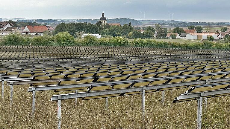 Eine PV-Anlage gibt es bereits seit einigen Jahren am Ortsrand von Kleinbardorf. Nun folgt eine weitere in Richtung Flugplatz.