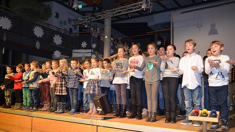 Mehr als 120 Schülerinnen und Schüler wirkten beim Weihnachtsmusical der Grundschule Gochsheim mit. Sie füllten beide Bühnen der Schulaula.