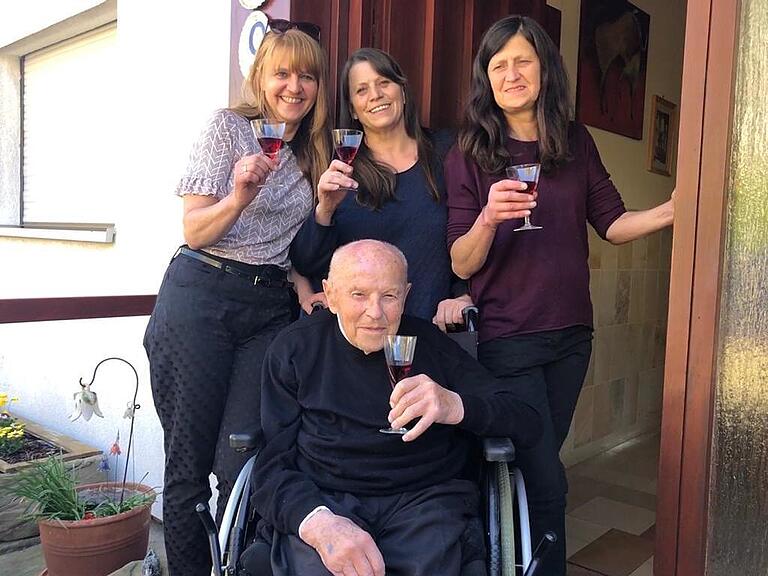 Die Schwestern (von links) Susanne, Ulrike und Christine sind täglich bei ihrem Vater Hermann Günther, der auf die Pflege angewiesen ist. Deshalb war es möglich im kleinen Kreis auf seinen 100. Geburtstag anzustoßen. Die Schwestern (von links) Susanne, Ulrike und Christine sind täglich bei ihrem Vater Hermann Günther, der auf die Pflege angewiesen ist. Deshalb war es möglich im kleinen Kreis auf seinen 100. Geburtstag anzustoßen.
