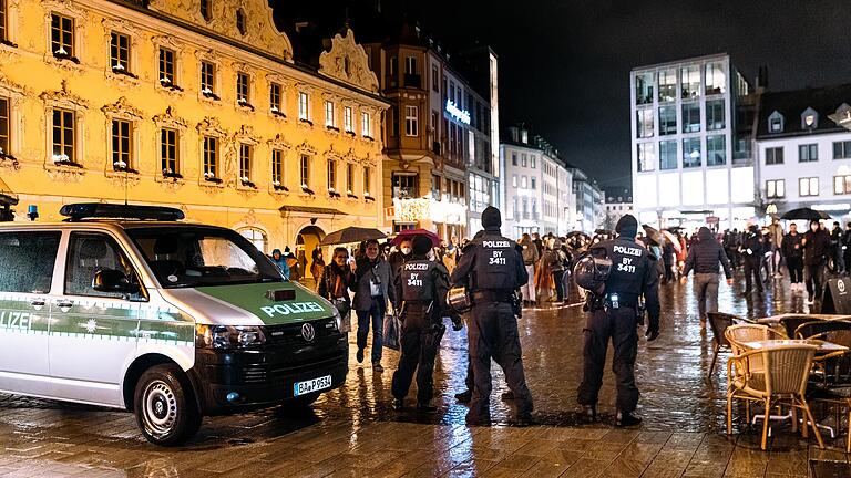 Auch in Würzburg finden immer wieder unangemeldete 'Querdenker'-Demonstrationen statt. Die Stadt hat jetzt die Versammlungsbeschränkungen für diese Demos verlängert.