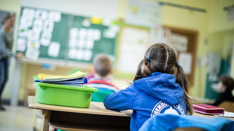 Das Gesundheitsamt des Landkreises Haßberge stellt die Kontaktnachverfolgung bei Corona-Fällen in Schulen ein. Denn in der Omikron-Welle fällt für die Behörde so viel Arbeit an, dass diese Aufgabe nicht mehr zu schaffen wäre. Das Gesundheitsamt des Landkreises Haßberge stellt die Kontaktnachverfolgung bei Corona-Fällen in Schulen ein. Denn in der Omikron-Welle fällt für die Behörde so viel Arbeit an, dass diese Aufgabe nicht mehr zu schaffen wäre.