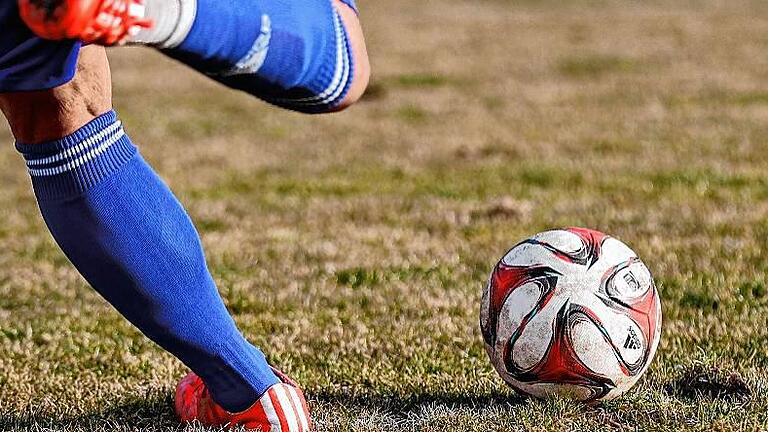 Auf geht's: Die Fußballer bestreiten den letzten Spieltag, einige Entscheidung sind noch offen  . . .