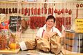 Die Tage, an denen Sabine Klöffel die Kunden bedient, sind gezählt. Am 24. Dezember ist der letzte reguläre Verkaufstag. Zum 31. Dezember schließt die Traditionsmetzgerei am Marktplatz.       -  Die Tage, an denen Sabine Klöffel die Kunden bedient, sind gezählt. Am 24. Dezember ist der letzte reguläre Verkaufstag. Zum 31. Dezember schließt die Traditionsmetzgerei am Marktplatz.