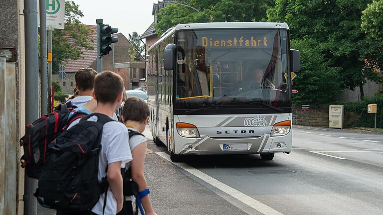 Seit Wochen kommt es immer wieder zu Ausfällen und längeren Anfahrtszeiten auf Buslinien im Landkreis Schweinfurt. In Zeuzleben fährt der erste Bus aktuell erst um&nbsp; 8:20 Uhr ab.