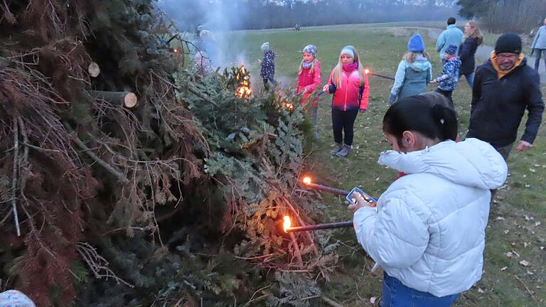 Die Kinder standen wieder im Mittelpunkt beim Fackelfeuer des Rhönklubs Bischofsheim. Mit langen Fackeln ausgestattet, durften sie wieder den großen Holzhaufen entzünden.