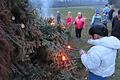 Die Kinder standen wieder im Mittelpunkt beim Fackelfeuer des Rhönklubs Bischofsheim. Mit langen Fackeln ausgestattet, durften sie wieder den großen Holzhaufen entzünden.