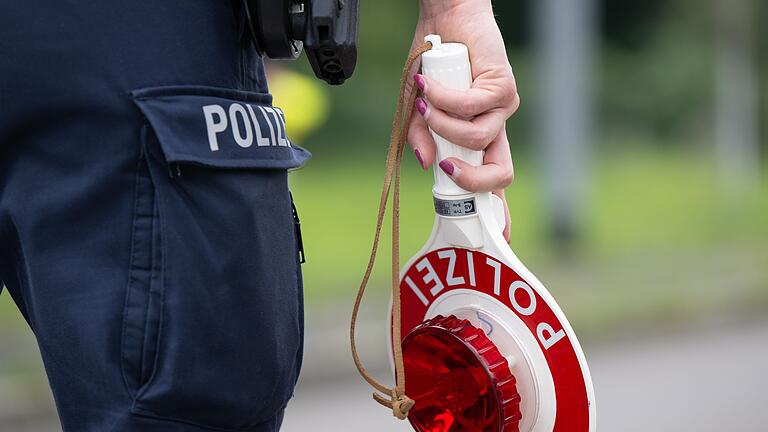 Polizeikontrolle       -  Die Polizei kontrollierte die Männer am Wochenende bei ihrer Einreise aus Tschechien. (Symbolbild)