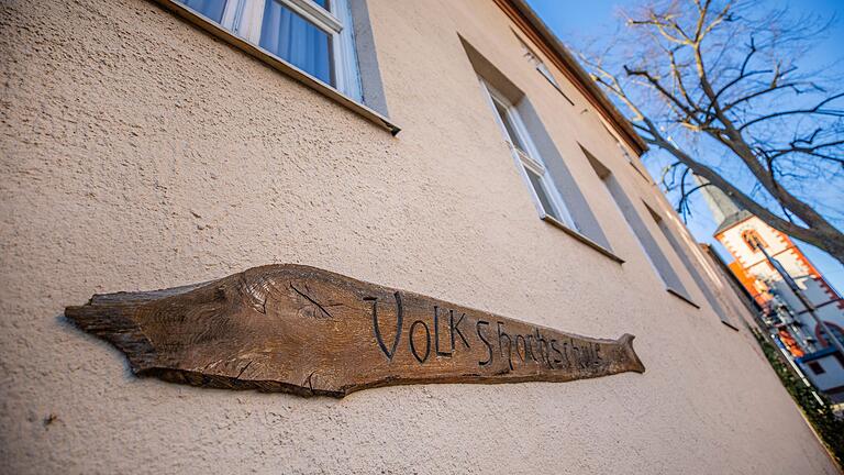 Das ehemalige Volkshochschul-Gebäude in Hofheim soll künftig Teile der Verwaltung und weiterhin Hofheimer Vereine beherbergen. Ab diesem Jahr wird es saniert. Das ehemalige Volkshochschul-Gebäude in Hofheim soll künftig Teile der Verwaltung und weiterhin Hofheimer Vereine beherbergen. Ab diesem Jahr wird es saniert.