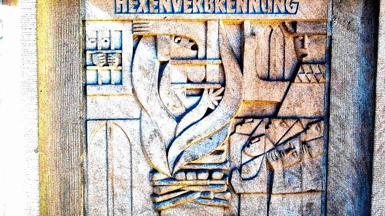 Brunnenrelief: Dieses Relief am Speiersgässer Brunnen, soll das traurige Kapitel des Hexenwahns auch für die Zukunft wach halten. Brunnenrelief: Dieses Relief am Speiersgässer Brunnen, soll das traurige Kapitel des Hexenwahns auch für die Zukunft wach halten.