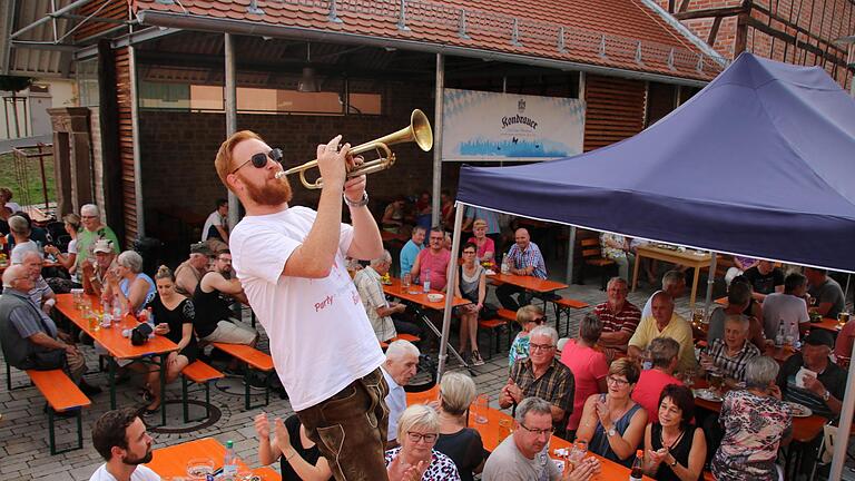 Die Mitglieder der Band 'Frankenbengel' spielten beim Dorffest auf dem Sulzthaler Dorfplatz.  Ralf Ruppert       -  Die Mitglieder der Band 'Frankenbengel' spielten beim Dorffest auf dem Sulzthaler Dorfplatz.  Ralf Ruppert