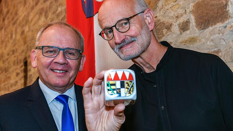 Verleihung des Frankenwürfel 2022: Der unterfränkische Preisträger ist der Würzburger Puppenspieler Thomas Glasmeyer. Er wurde geehrt durch den Regierungspräsidenten von Unterfranken, Eugen Ehmann (links). Verleihung des Frankenwürfel 2022: Der unterfränkische Preisträger ist der Würzburger Puppenspieler Thomas Glasmeyer. Er wurde geehrt durch den Regierungspräsidenten von Unterfranken, Eugen Ehmann (links).