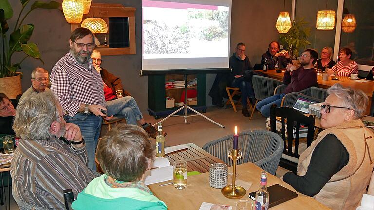 Interessierte und kundige Gäste waren zum Fachvortrag über den „Garten der Zukunft“ ins Café des Dorfladens Obereisenheim gekommen. Referent Gottfried Röll von der Bayerischen Landesanstalt für Garten und Weinbau in Veitshöchheim (links) freute sich über den regen Austausch.