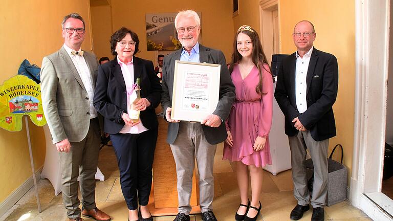 Walter Fuhrmann (Mitte) erhält in diesem Jahr den Ehrenamtspreis der Gemeinde Rödelsee. Das Bild zeigt (von links) Bürgermeister Burkhard Klein, Bärbel Fuhrmann, Weinprinzessin Johanna Kraft und Bürgermeister-Stellvertreter Bernd Lussert.