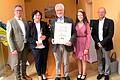 Walter Fuhrmann (Mitte) erhält in diesem Jahr den Ehrenamtspreis der Gemeinde Rödelsee. Das Bild zeigt (von links) Bürgermeister Burkhard Klein, Bärbel Fuhrmann, Weinprinzessin Johanna Kraft und Bürgermeister-Stellvertreter Bernd Lussert.