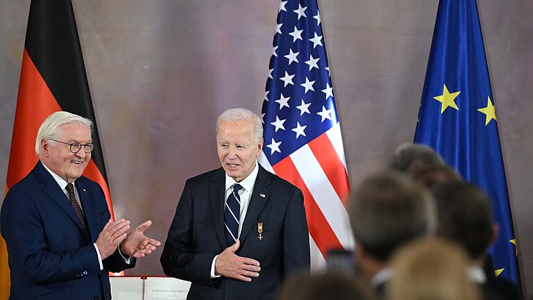 US-Präsident Biden in Berlin       -  Biden erhielt den höchsten Verdienstorden der Bundesrepublik Deutschland durch Bundespräsident Steinmeier im Schloss Bellevue in Berlin.