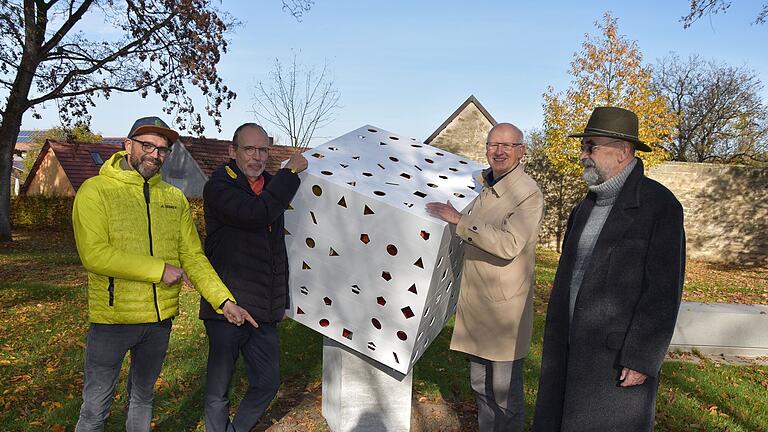 Mit der Aufstellung eines Vasarely Würfels bereichert eine weitere Skulptur den Schlosspark Oberschwappach. Darüber freuen sich (von links) Florian Klug, Matthias Engert, Bürgermeister Stefan Paulus und Egon Stumpf.