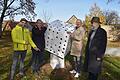 Mit der Aufstellung eines Vasarely Würfels bereichert eine weitere Skulptur den Schlosspark Oberschwappach. Darüber freuen sich (von links) Florian Klug, Matthias Engert, Bürgermeister Stefan Paulus und Egon Stumpf.