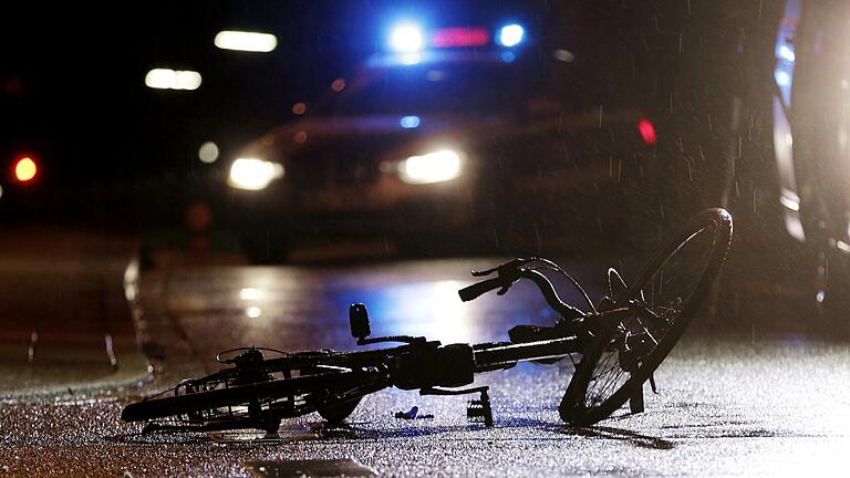Zwischen dem Bad Neustädter Stadtteil Mühlbach und Salz wurde auf einem Schotterweg ein lebloser Radfahrer gefunden.