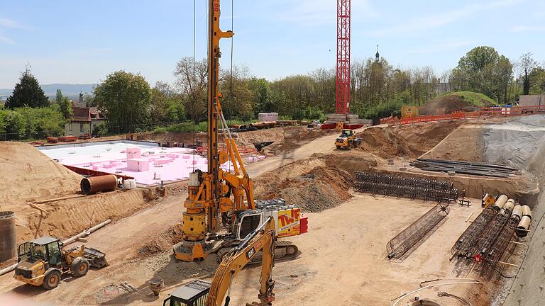 Blick in die Baugrube des künftigen bayerischen Staatsarchivs am Kitzinger Deustergeländes. Anfang 2026 soll der Neubau bezogen werden.