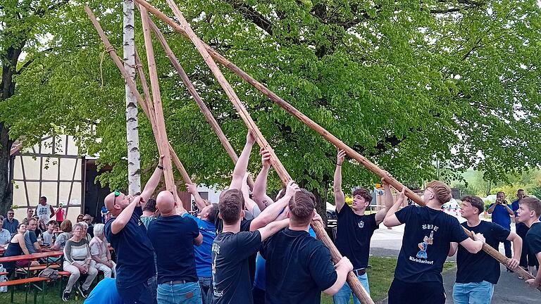 Geschafft, der Maibaum steht. Jetzt wir noch das Schild befestigt und dann gefeiert.