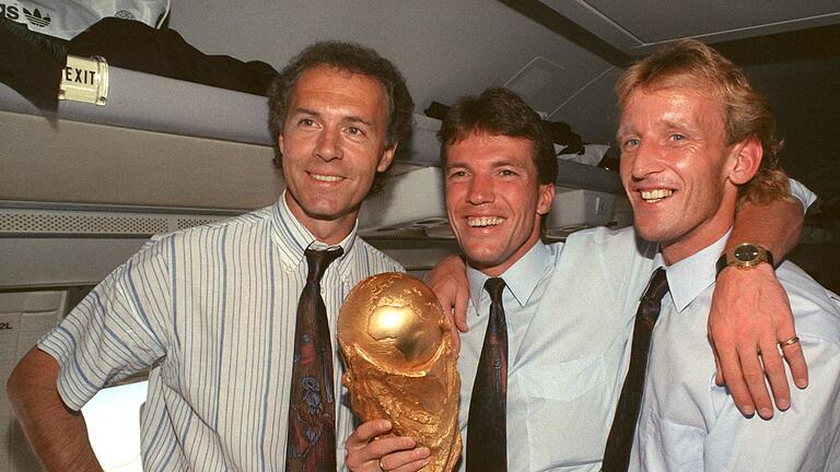 Franz Beckenbauer (l), Lothar Matthäus und Andreas Brehme (r)       -  Gemeinsam wurden Franz Beckenbauer (l), Lothar Matthäus (m) und Andreas Brehme (r) 1990 Weltmeister.