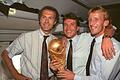 Franz Beckenbauer (l), Lothar Matthäus und Andreas Brehme (r)       -  Gemeinsam wurden Franz Beckenbauer (l), Lothar Matthäus (m) und Andreas Brehme (r) 1990 Weltmeister.