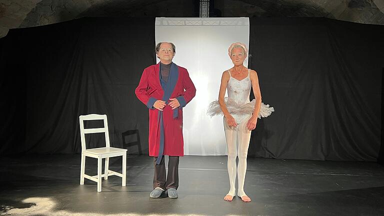 Das in Eichelsdorf beheimatete Künstlerduo 'Pohyps und Konsorten', namentlich Maike Jansen und Stefan Ferencz, lud zu einer Vorpremiere ein. Das in Eichelsdorf beheimatete Künstlerduo 'Pohyps und Konsorten', namentlich Maike Jansen und Stefan Ferencz, lud zu einer Vorpremiere ein.