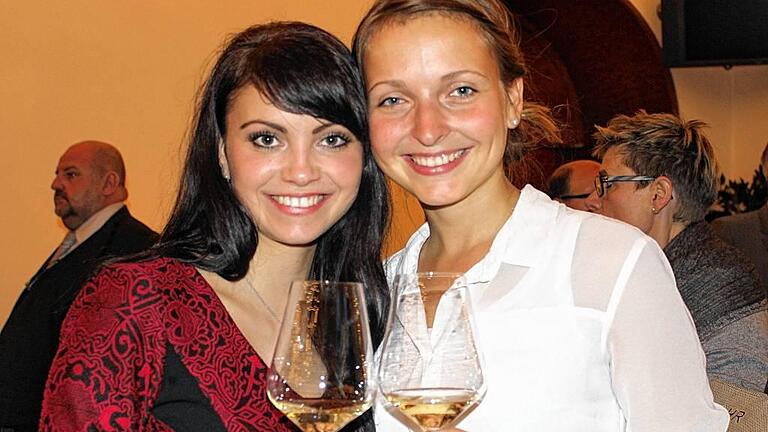 Prost: Die Fränkische Weinkönigin Kristin Langmann (links) und ihre Vor-Vorgängerin Marion Wunderlich gut gelaunt in Neustadt.