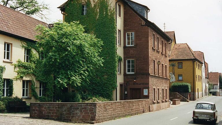 Außenansicht des Lohrer Schulmuseums von der Hauptstraße her. Der Trabi auf der Straße gehört einem Museumsbesucher aus Magdeburg.