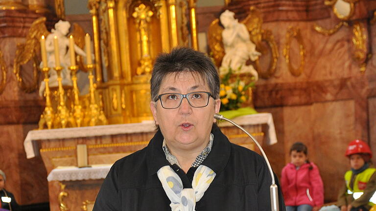 Die Kinder verfolgen die Feierlichkeiten zur Einweihung ihres Kindergartens im Chorraum der Kirche St. Sebastian aufmerksam mit. Immer wieder singen sie zur &quot;Ordensverleihung&quot; der Personen, die sich um den Neubau verdient gemacht haben