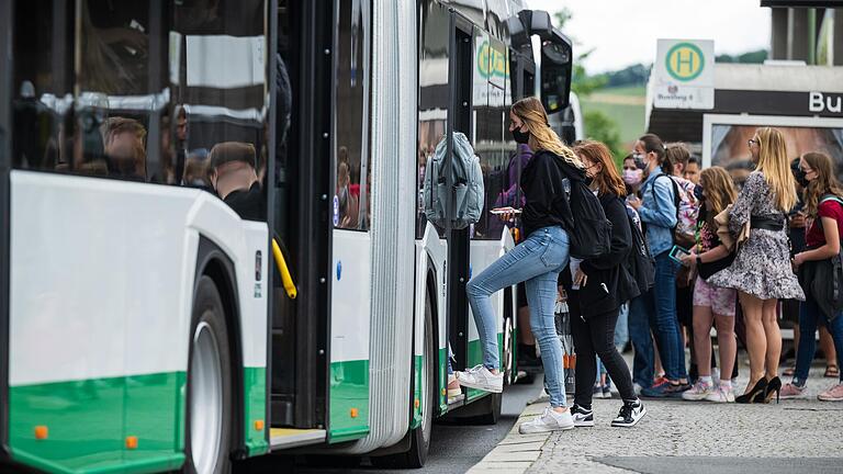 Viel los am Würzburger Hauptbahnhof: Das Thema ÖPNV werde in der Stadt teils ganz anders gesehen als im Landkreis, heißt es aus dem Interkommunalen Ausschuss (IKA) von Stadt und Landkreis.