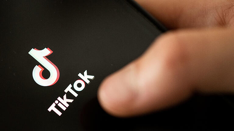 TikTok       -  ARCHIV - 11.07.2022, Baden-Württemberg, Stuttgart: ILLUSTRATION - Ein Teenager tippt auf das TikTok-Logo auf einem Smartphone. Die Vorherrschaft der Social-Media-Unternehmen aus den USA unter Jugendlichen in Deutschland gerät durch den Aufstieg des chinesischen Kurzvideo-Portals TikTok ins Wanken. (zu dpa «Studie: TikTok schließt bei Jugendlichen rasant zu US-Diensten auf») Foto: Marijan Murat/dpa +++ dpa-Bildfunk +++