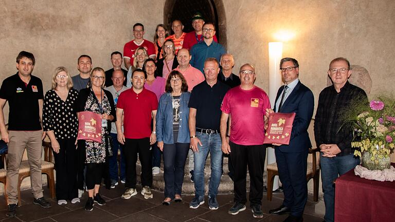 Deutsch-brasilianischer Fachaustausch: Terezinha Marina Kuhn Haas und Jürgen Wünschenmeyer, Präsidentin bzw. CEO der jeweiligen Tourist Association im Dienste der Romantischen Straße/Route (vorne Fünfte und Vierter von rechts) und Tourismusdirektor Björn Rudek (Zweiter von rechts) bei einem Empfang der Delegation im Wenzelsaal des Würzburger Rathauses.