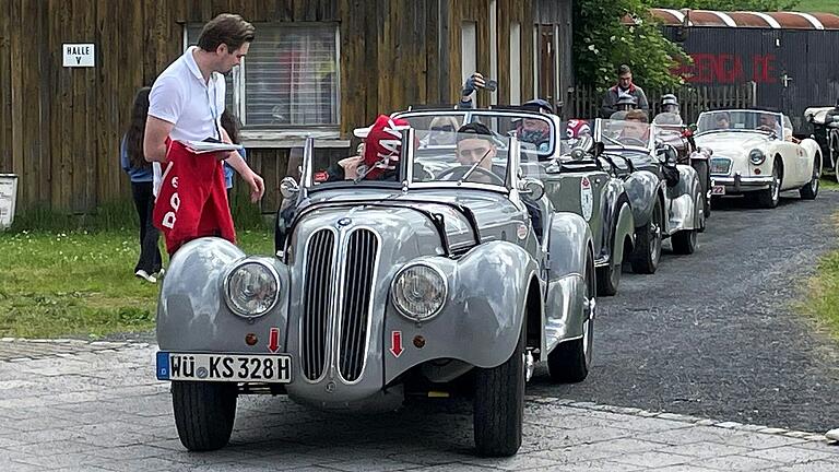 Nach dem Stopp in Fladungen ging es für die Rallyeteilnehmer weiter nach Fulda. Nach dem Stopp in Fladungen ging es für die Rallyeteilnehmer weiter nach Fulda.