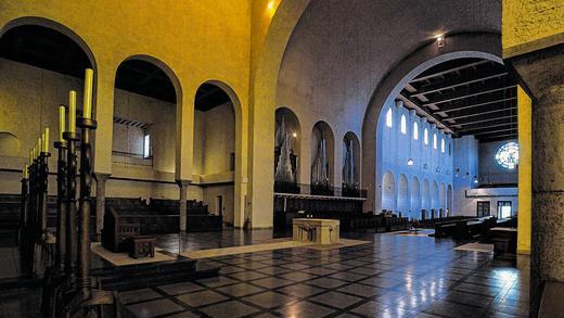 Stärkung durch Besinnung und Konzerte       -  (rs)   Das Jahr 2013 ist für die Mönche der Abtei Münsterschwarzach ein besonderes: Vor 100 Jahren wurde das Kloster nach der Zwangspause durch die Säkularisation wieder von Benediktinermönchen besiedelt. Außerdem jährt sich im Herbst das Weihejubiläum &bdquo;75 Jahre Abteikirche&ldquo;. Der Konvent feiert diese Jubiläen auf eigene Art: Man beginnt zunächst mit einer Sabbatzeit, in der die Mönche keine Außentermine wahrnehmen. Ohne äußere Ablenkungen und mit bewusster Entschleunigung des Klosterlebens soll die Gemeinschaft innerlich gestärkt und erneuert werden. Neben Exerzitien und Einkehrtagen wird auch die Musik spirituelle Impulse liefern. Eine Reihe hochrangiger Konzerte begleitet das Jubiläumsjahr. Am 21. März ist die Uraufführung der Benedictus-Messe für Chor und Orchester von Markus Binzenhöfer. Weitere Termine: 24. März, Passionskonzert über die sieben Worte Jesu mit den Bamberger Symphonikern und 9. Mai Konzert mit dem Regensburger Renner-Ensemble.Foto: Thomas Obermeier