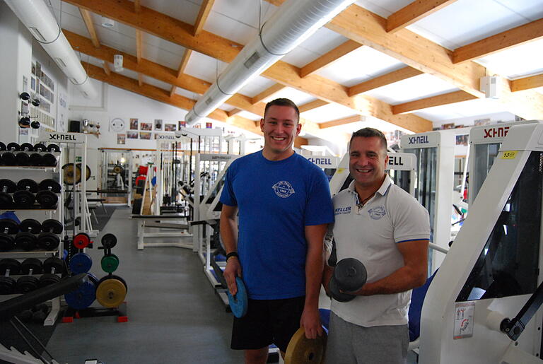 János Geerhardt mit seinem designierten Nachfolger Jonas Bausewein (21) im Trainingsraum in Randersacker.