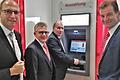 VR-Bank-Vorstand Roland Knoll (Mitte) versorgt sich im Beisein seines Vorstandskollegen Rainer Geis (links) sowie den Sparkassenvorständen Roland Friedrich (zweiter von links) und Michael Rendl (rechts) mit seiner VR-Bankkarte am Geldautomaten der Sparkasse mit Bargeld. Foto: Sigismund von Dobschütz       -  VR-Bank-Vorstand Roland Knoll (Mitte) versorgt sich im Beisein seines Vorstandskollegen Rainer Geis (links) sowie den Sparkassenvorständen Roland Friedrich (zweiter von links) und Michael Rendl (rechts) mit seiner VR-Bankkarte am Geldautomaten der Sparkasse mit Bargeld. Foto: Sigismund von Dobschütz