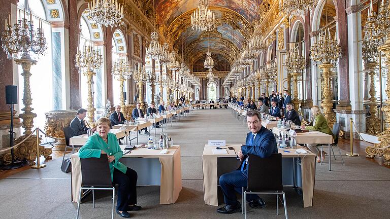 Die scheidende Kanzlerin und ihr mächtigster Kronprinz? Bayerns Kabinett tagt mit Angela Merkel im prächtigen Spiegelsaal von Schloss Herrenchimsee.