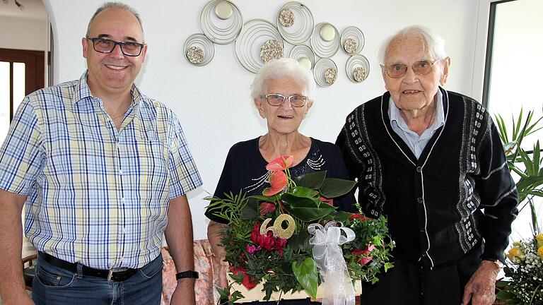 Schwarzachs Bürgermeister Volker Schmitt (links) gratulierte Anni und Ernst Schösser zur Diamantenen Hochzeit.