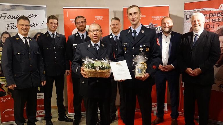 Beim Kameradschaftsabend (vorne von links): Waldemar Schneider, Benedikt Jelinek (hinten von links): Michael Reitzenstein, Konstantin Behringer, Manuel Dill, Dominik Dill, Thomas Eberth, Joachim Kipke.