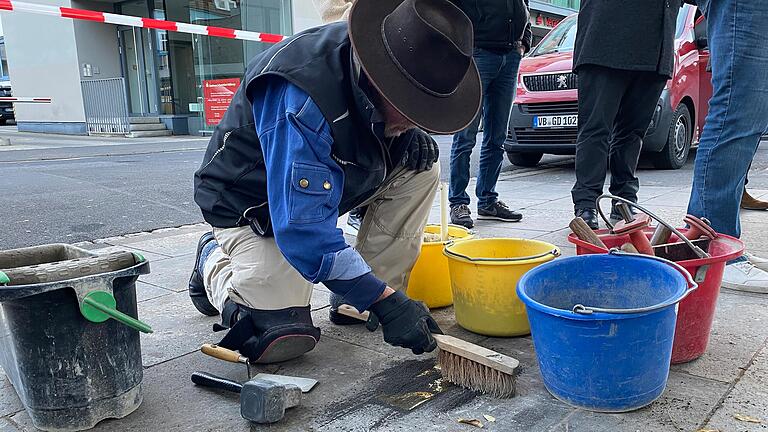 Künstler Gunter Demnig verlegt im Rahmen einer Gedenkfeier in der Siebenbrückleinsgasse 14 Schweinfurts erste Stolpersteine. Sie sollen an die Familie Adler erinnern.