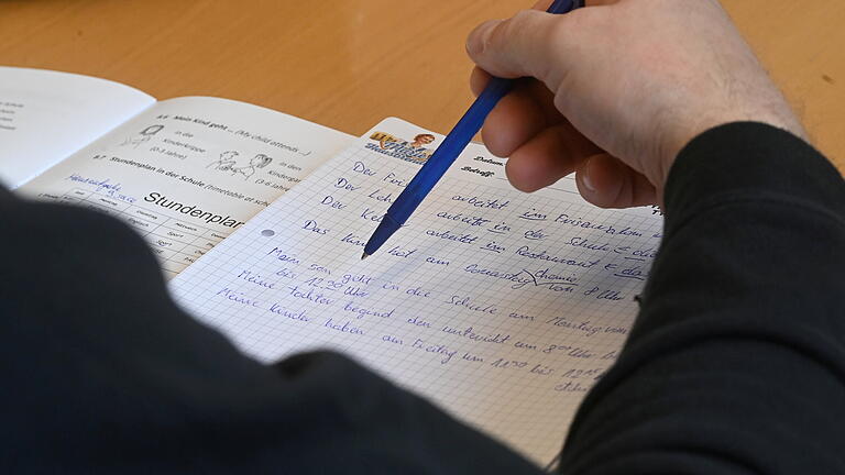 Deutschkurs für ausländische Beschäftigte.jpeg - Asylbewerber haben keinen Anspruch auf Bürgergeld, können aber Fortbildungen und Kurse des Jobcenters besuchen. Deutschkurs für ausländische Beschäftigte.jpeg - Asylbewerber haben keinen Anspruch auf Bürgergeld, können aber Fortbildungen und Kurse des Jobcenters besuchen.