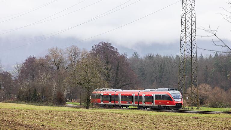 Ausbau und Elektrifizierung der Hochrheinbahn       -  Auf rund einem Drittel des deutschen Schienennetzes können wegen fehlender Oberleitungen keine elektrischen Züge fahren. (Archivbild)